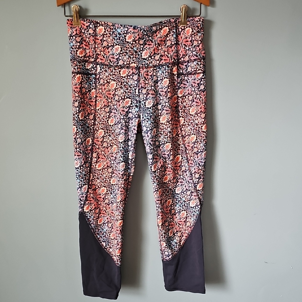 Athleta Chaturanga Navy, Coral Paisley Printed Active Capri Leggings Size Medium